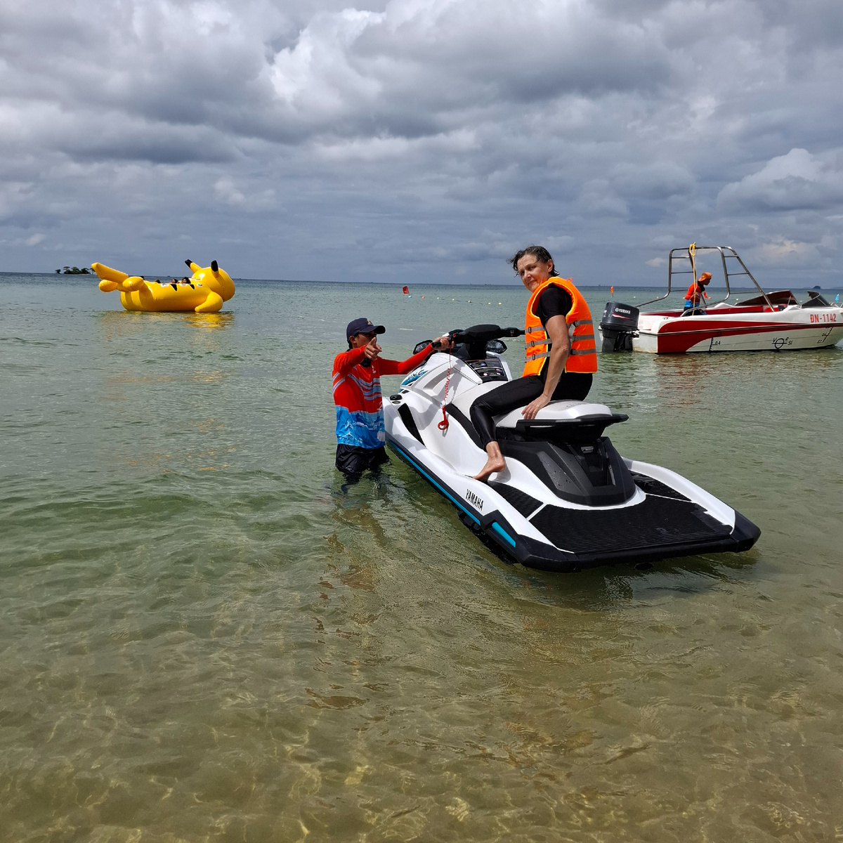 Сажусь на мотоцикл.