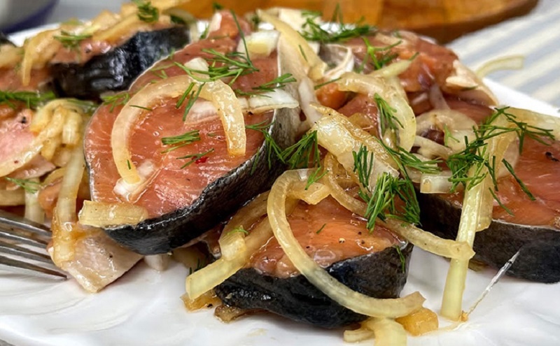 Горбуша, которая станет королевой новогоднего стола: простой рецепт сочной засолки