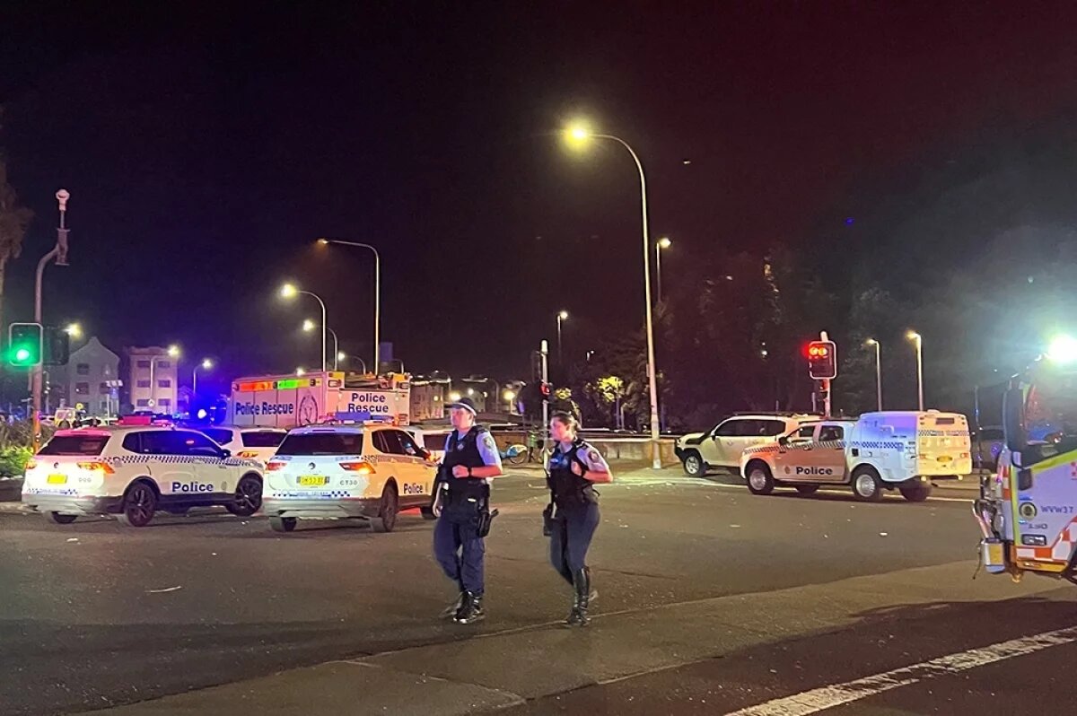    Сотрудники полиции осматривают место инцидента со стрельбой на пляже Бонди.