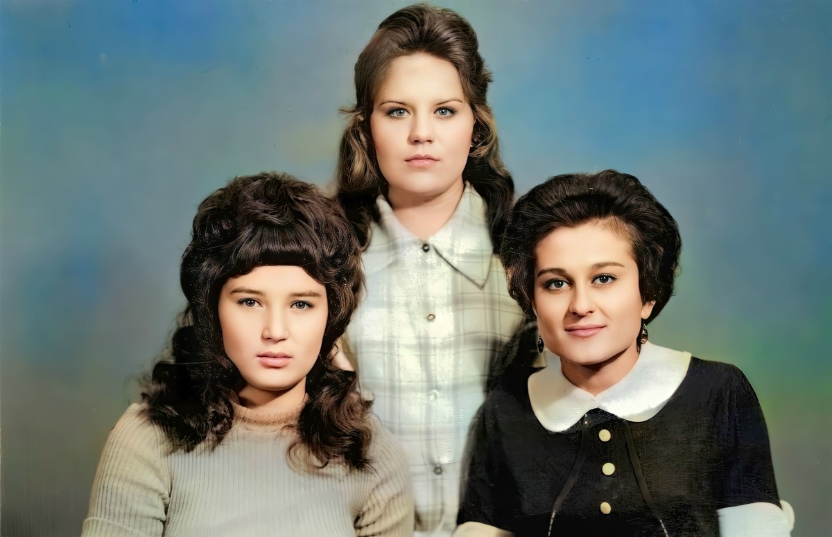 Три Подружки!!!  Нам по 19. лет. г. ГУРЬЕВСК!!!Любочка Григорьева. Посередине Валечка Федоровская  и я Нина ЖИДКОВА!!! В Сибири Отрабатываем после окончания ТЕХНИКУМА.