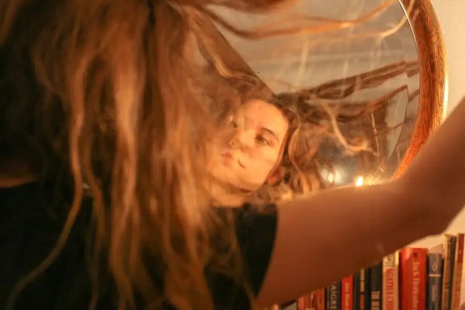 Искажённое зеркальное изображение. Источник:Piqsels.com/ru