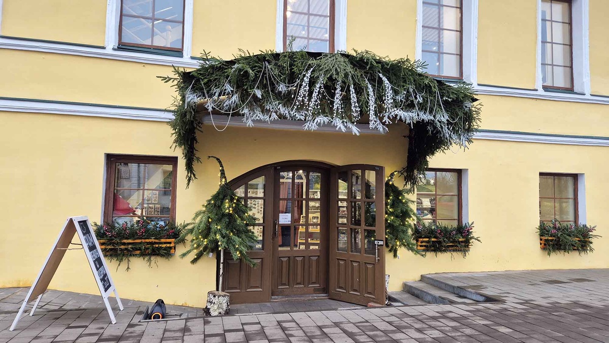 Вывеску на фасад пока не установили, проходят согласования, ведь кафе и лавка "Ефим" расположены в историческом центре Ростова Великого