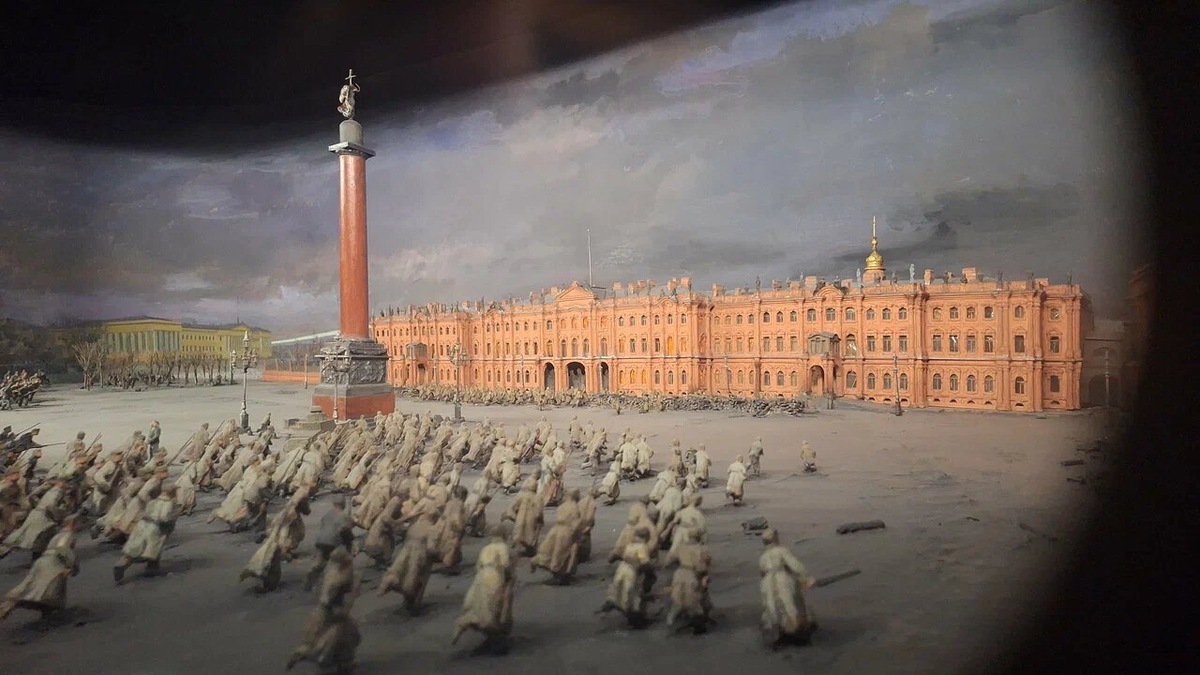 Штурм Зимнего дворца можно увидеть через специальный прибор в одном из музейных залов «Авроры». Фото: Николай Зорин / Яндекс Карты