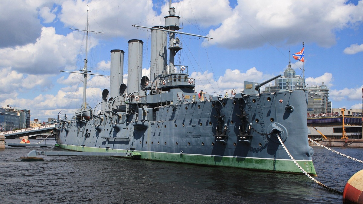 С 1956 года «Аврора» находится на вечной стоянке в Санкт-Петербурге как музейный корабль. Она привлекает туристов и местных жителей, символизирует революционный этап в истории страны. Фото: Kora27 / Wikimedia