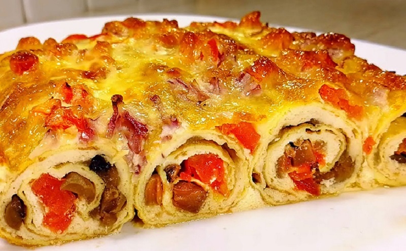 Бюджетное горячее для Нового года: рулетики из фарша с начинкой, которое съедят первым