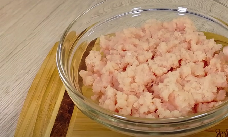 Бюджетное горячее для Нового года: рулетики из фарша с начинкой, которое съедят первым