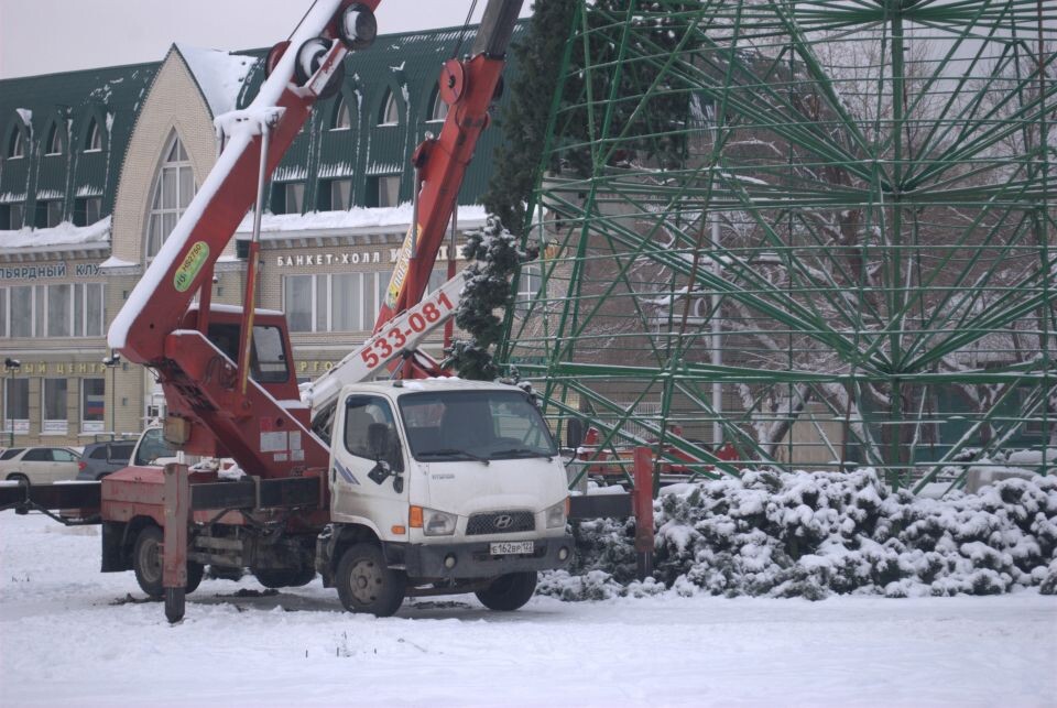    Сборка новогодней елки на площади Свободы. Источник: Елизавета Жаринова/«Толк»
