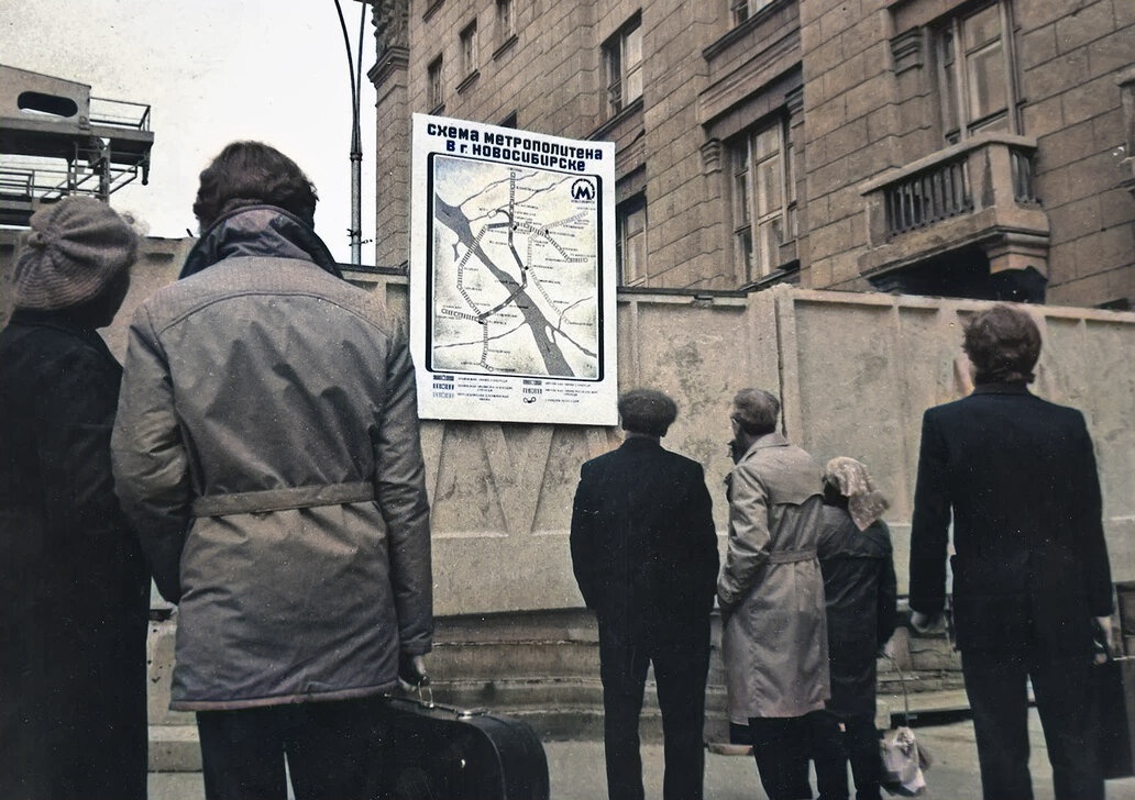 Новосибирцы изучают план будущего метро.
