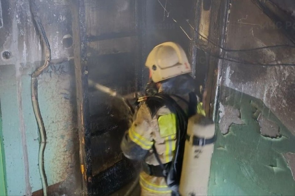    Огонь унес жизнь женщины и уничтожил имущество в квартире и в коридоре на 4-м этаже. Фото: МЧС по Свердловской области