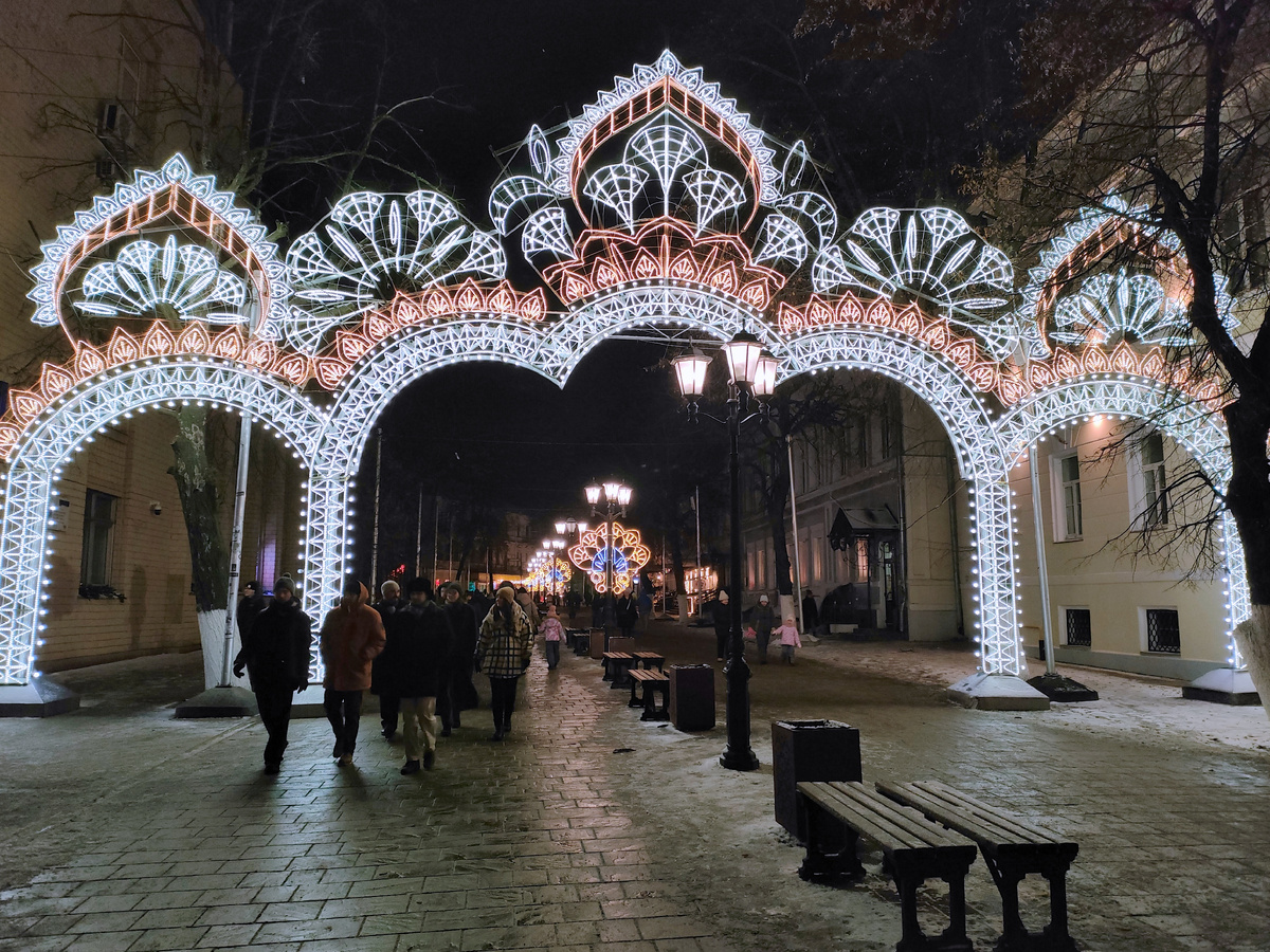 Где-то читала, что "вдохновением" для "света" был Кадомский вениз, один из народных промыслов Рязанской области 