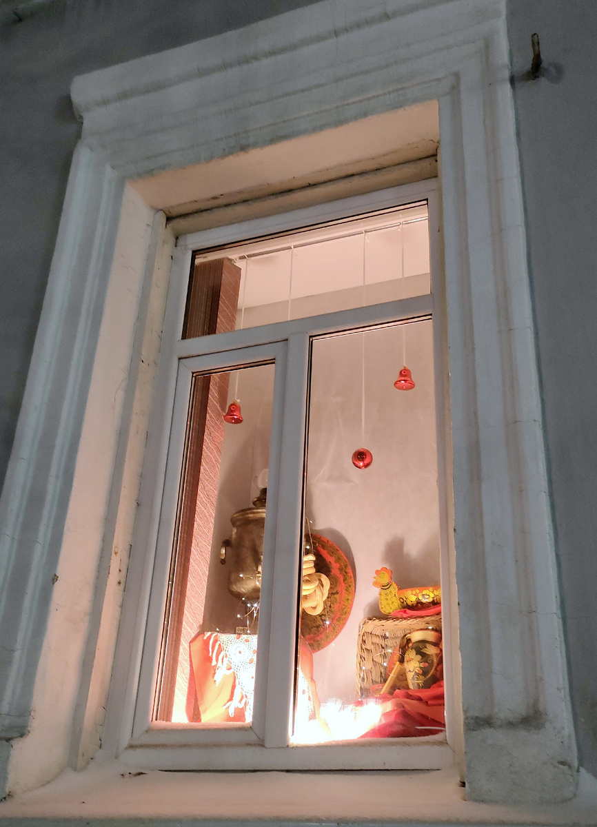 Интересно оформленные окна художественной школы 