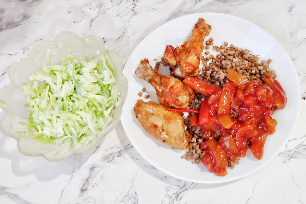 Один из обедов этих дней: крылья с гречкой и лечо, салат из зеленой редьки