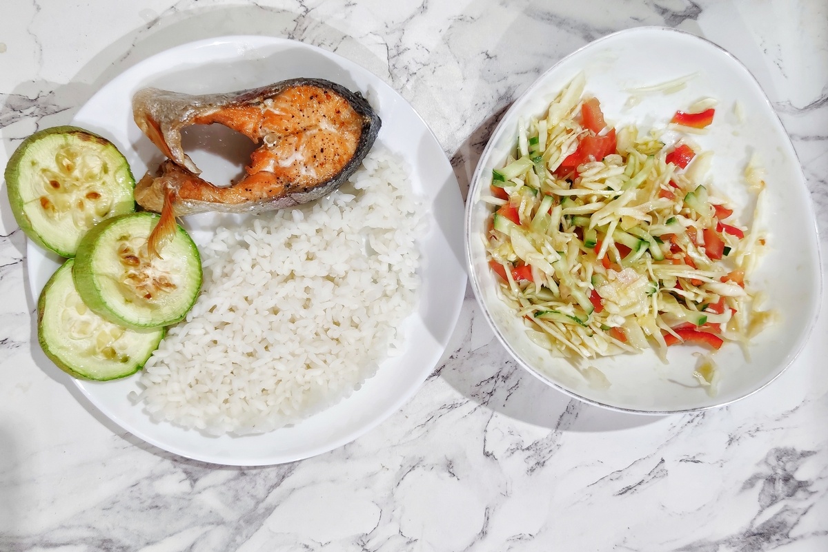 Самый частый ужин этой недели: запеченная форель с рисом и кабачком, капустный салат с горчичным маслом и соус терияки за кадром