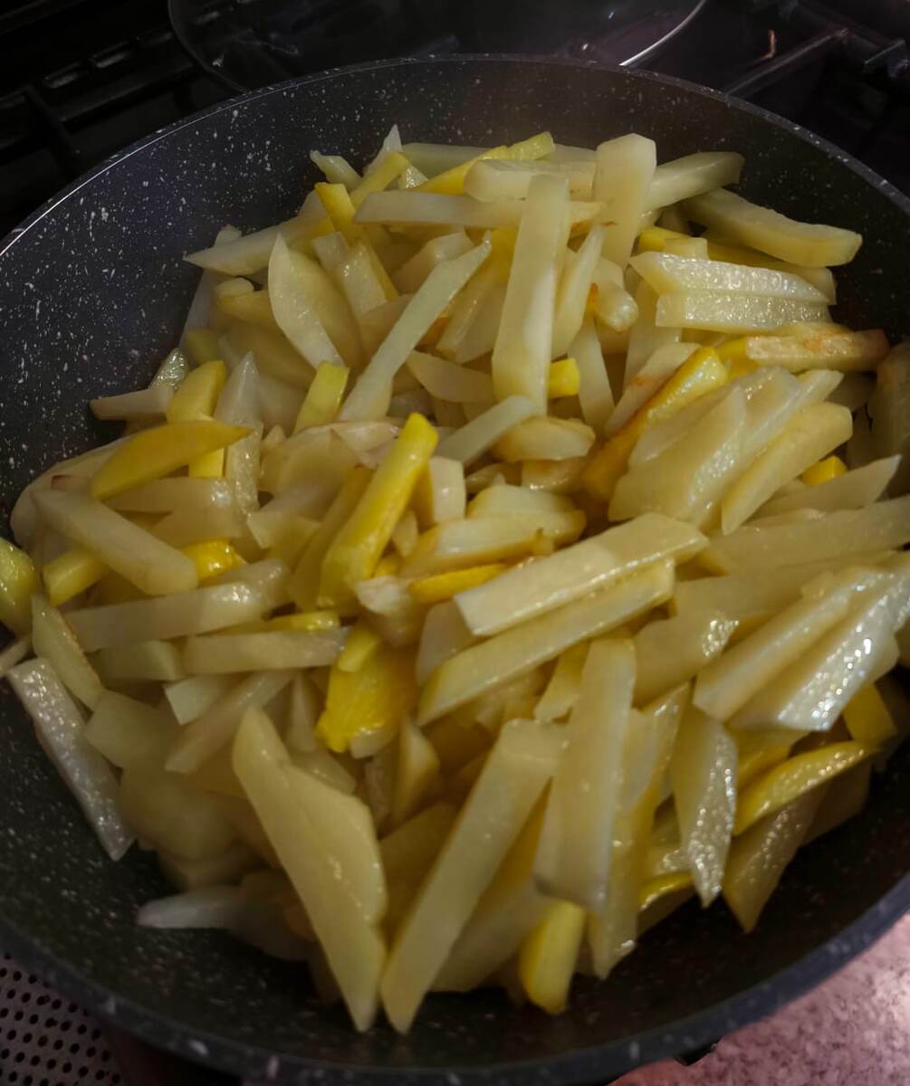 Для того чтобы картофель не слипался - нарезайте его вот такими брусочками. 