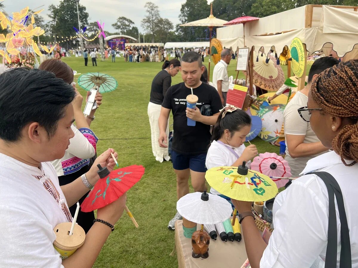    Туристы расписывают традиционные тайские зонтики. Чиангмай. Таиланд. Фото: АТОР