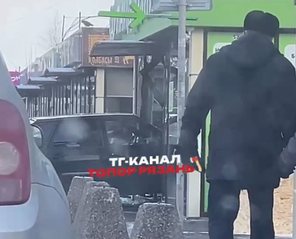    В микрорайоне Канищево легковушка протаранила торговую палатку. Фото: кадр видео из Telegram-канала «Топор Рязань»