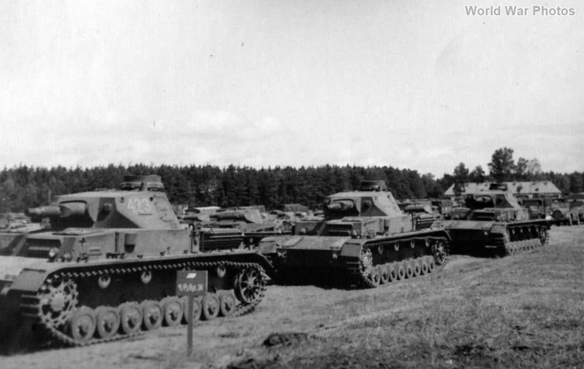Источник: https://www.worldwarphotos.info/gallery/germany/tanks-2-3/pzkpfw-iv/panzer-iv-ausf-c-423-36pzreg/ Интересующая нас машина на первом плане на фото