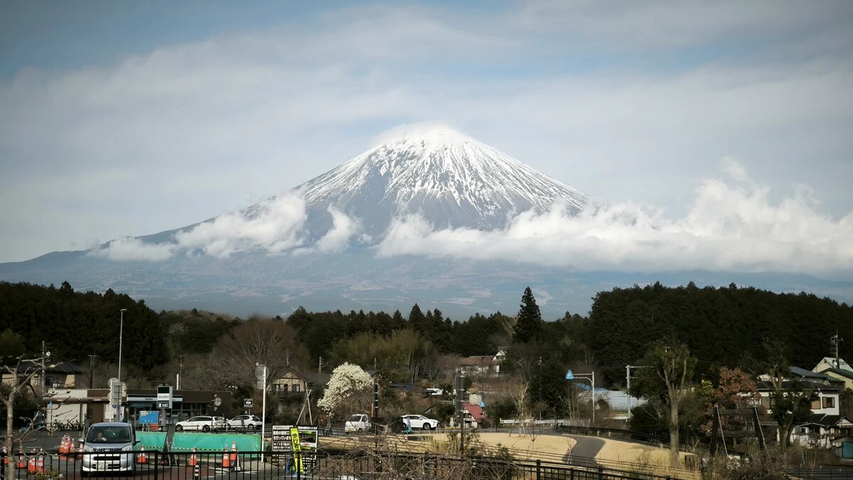 Вид на гору Фудзи из городка Фудзиномия