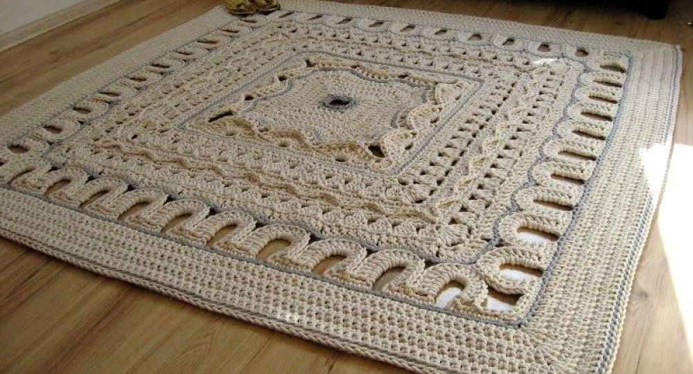 Застелила весь дом вязаными ковриками, теперь «страдаю» каждый день. О чистоте, уходе, достоинствах и недостатках вязаных ковров