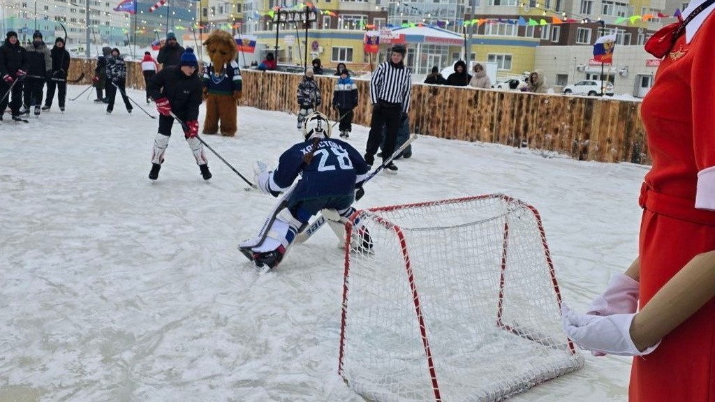    В югорской столице по инициативе жителей построили каток «Авиатор»