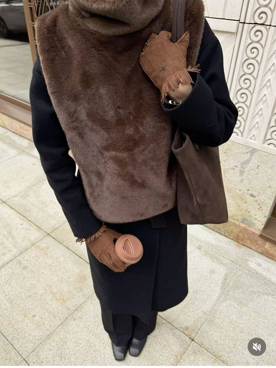 Тренды 2025-2026 предлагают relaxed-крои, натуральные ткани и яркие акценты, подчёркивающие достоинства фигуры без уловок