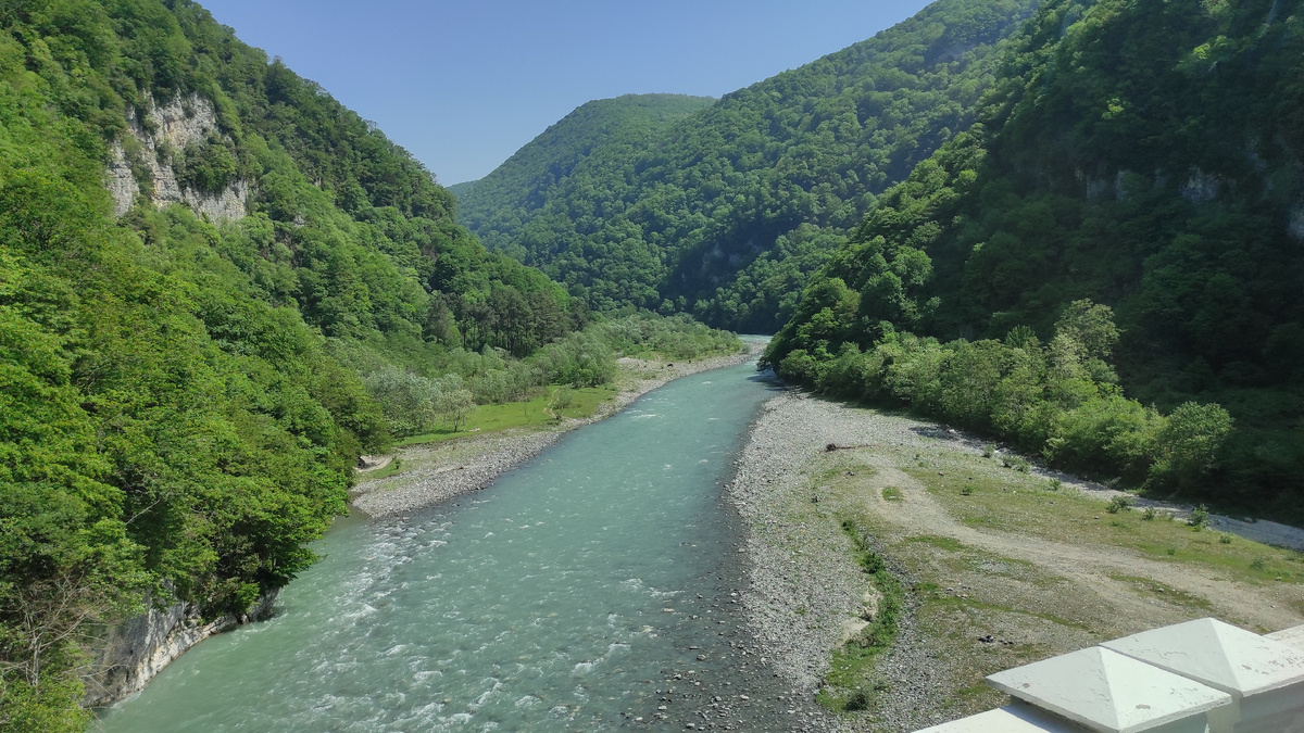 Река в Абхазии. Фото: Кирилл Полиенко/Polienko: путешествуем вдвоём