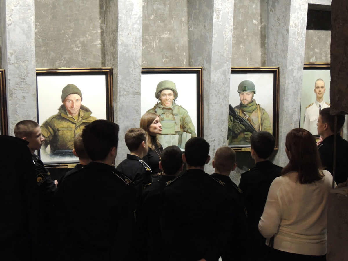 Куратор выставки «НебоСВОд Донбасса», старший научный сотрудник Музея политической истории России Василиса Савёлова проводит арт-медиацию для учащихся Нахимовского военно-морского училища. 9 декабря 2025 года. Фото: пресс-служба ГМПИР