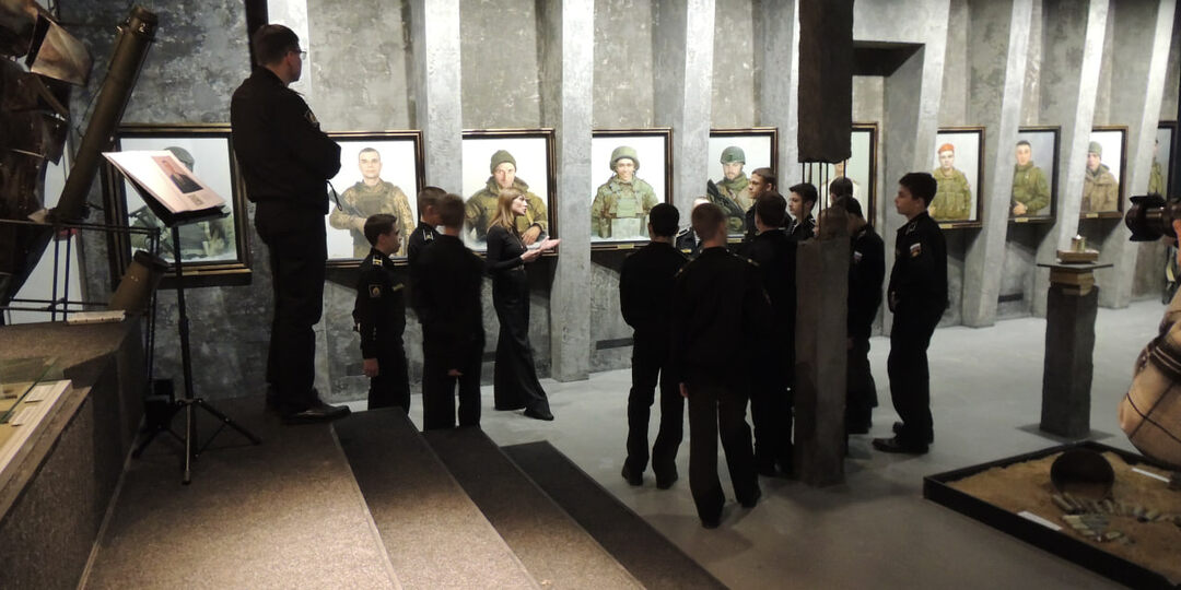 Сокращая дистанцию: нахимовцы приняли участие в арт-медиации на выставке «НебоСВОд Донбасса» в Музее политической истории России