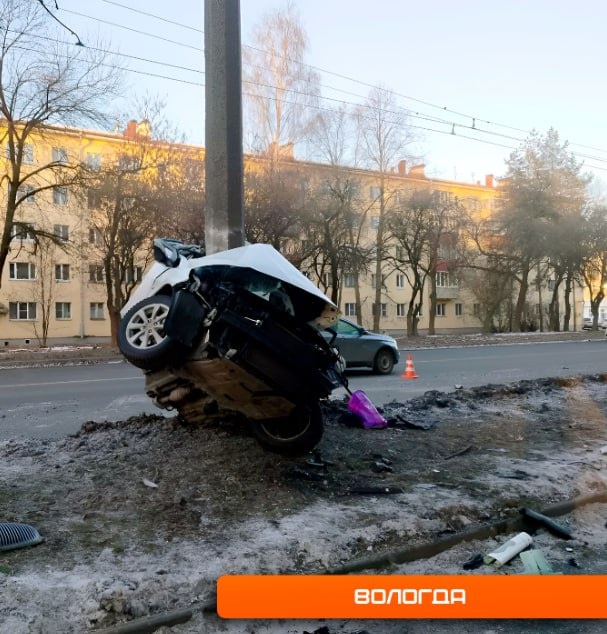Фото с места ДТП на улице Чернышевского в Вологде