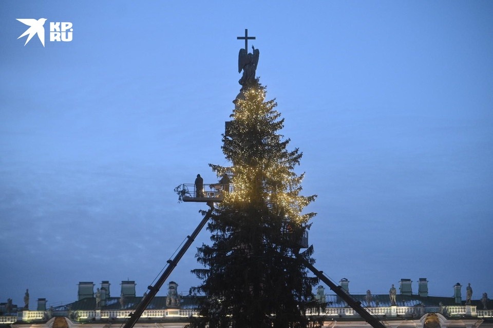    Безопасно наряжать елку помогают автовышки. Алексей БУЛАТОВ