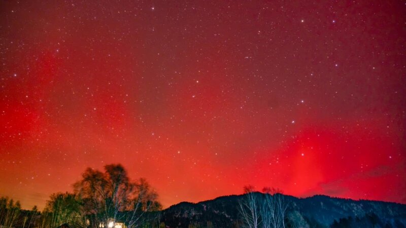     Северное сияние над Телецким озером. Роман и Татьяна Воробьевы, Игорь Мазутский