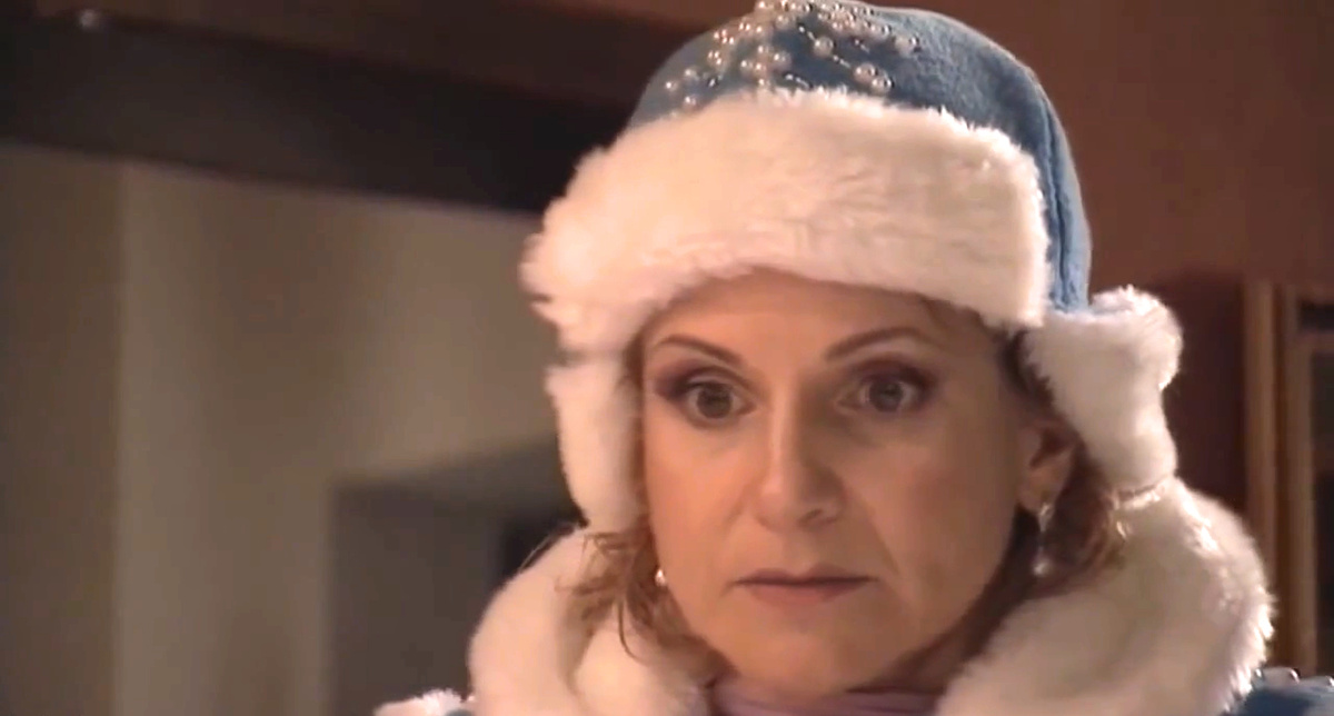 Кадр из кинофильма "Снегурочка для взрослого сына", 2007 г., режиссер Александр Копейкин, сценарист Тамара Морозова, композитор Александр Сошальский (скриншот) 