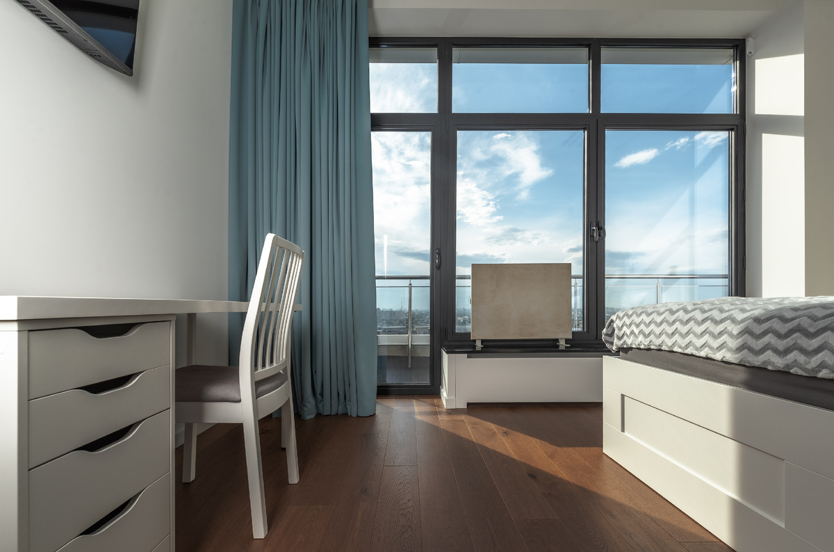 Энергосберегающая керамическая панель Никатэн в спальне.