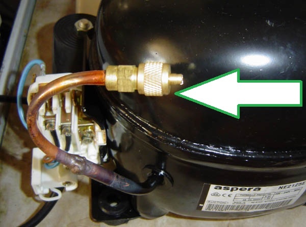 Клапан Шредера, припаянный к мотор - компрессору холодильника