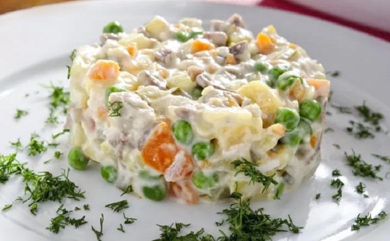 Оливье нового времени: преображаем традиционный салат, улучшая его вкус