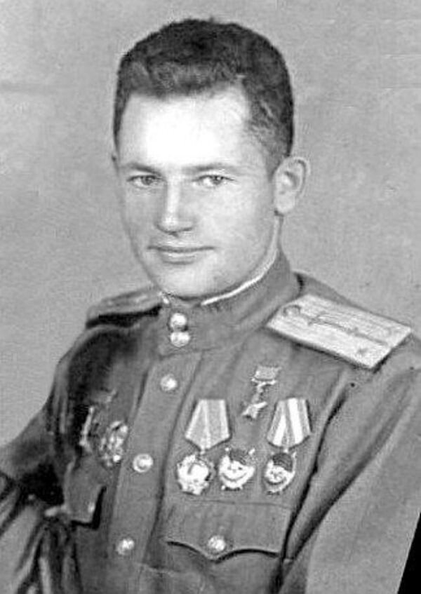  А. А. Шокуров. Фото с сайта “Вечерний Барнаул” из статьи Надежды Гончаровой “В бою он ни разу не дал возможность противнику перехватить инициативу – исполняется 100 лет со дня рождения летчика Александра Шокурова"