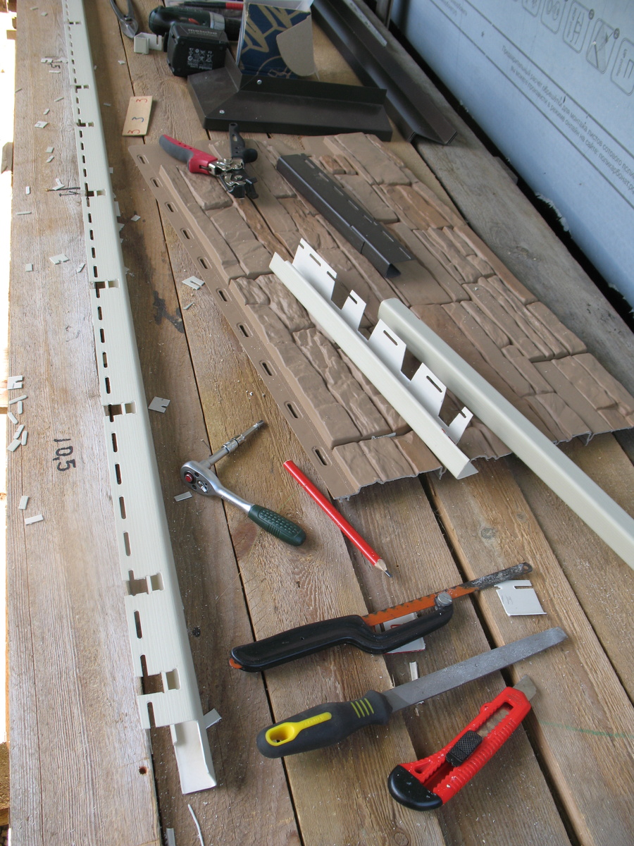 J-фаску можно просто вставить за фасадную панель. Она никуда не выпадет, а необходимые зазоры в соединении позволят сделать это без труда.