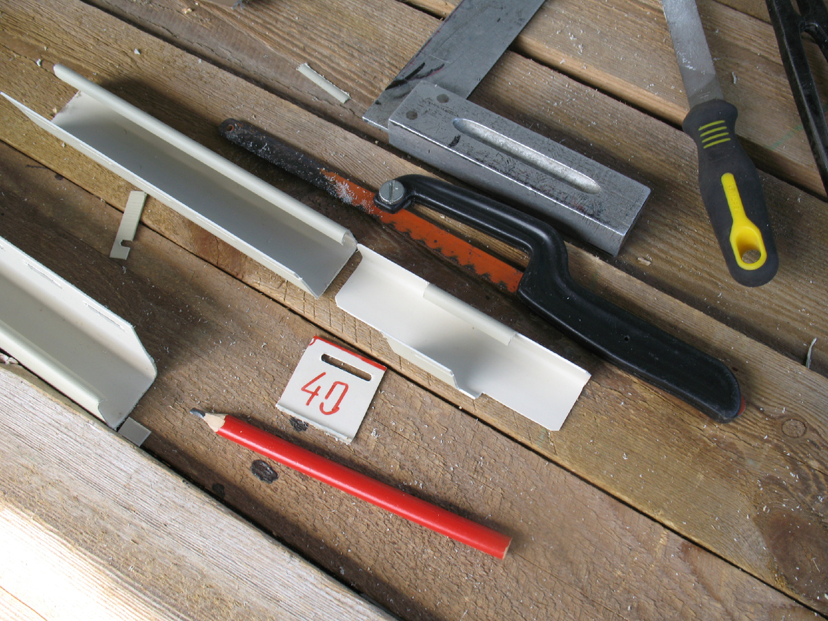 Для соединения профилей по длине следует воспользоваться методом, когда применяется дополнительная вставка. Это просто, достаточно красиво и, главное, не утолщает стык.