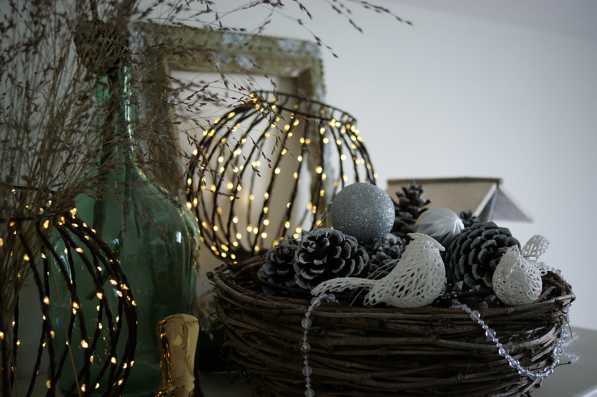 Светильники, бутыль, рама, плетёный декор для керамического горшка. 