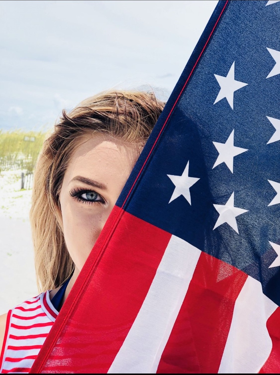 Учи разговорный инглиш, если хочешь подцепить эту американочку. Источник: https://i.pinimg.com/1200x/03/f6/f8/03f6f8299cfbf47436bb6688bc7ddf8f.jpg