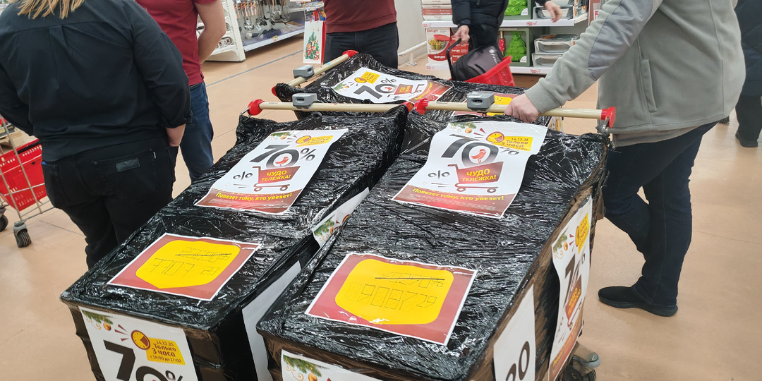 Купила новогоднюю тележку, наполняемостью 25000 рублей за 7 707 рублей — показываю, что внутри