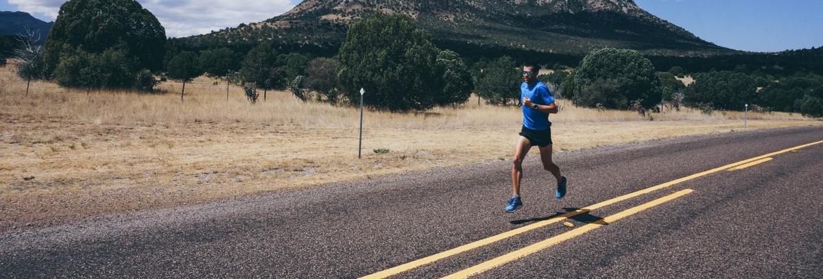 Легкоатлет бежит по шоссе. Источник: polar.com