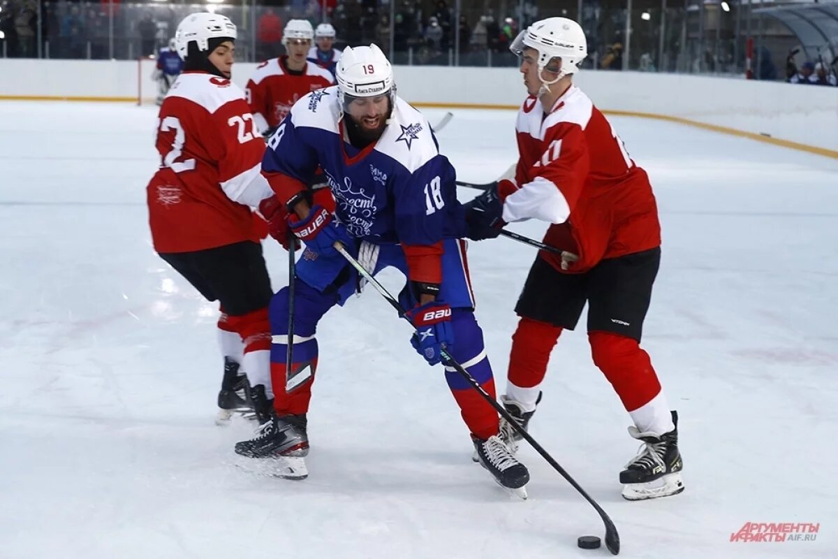    Благотворительный хоккейный матч в рамках фестиваля «Путешествие в Рождество» и проекта «Зима в Москве» на катке фестивальной площадки «Московские сезоны» в Южном Медведково.