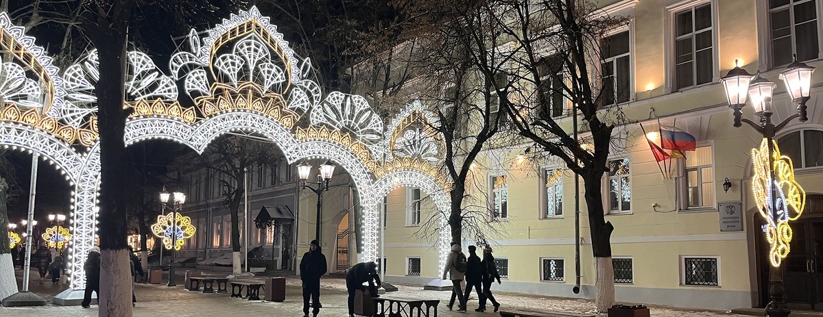    Новогодние инсталляции в Рязани напоминают узоры на вышитых костюмах. / Фото: Дина Непомнящая / РГ