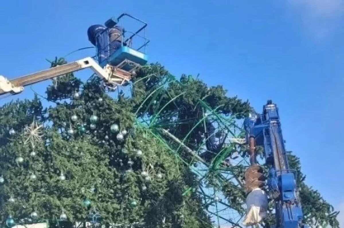    В Саратове восстанавливают рухнувшую в метель главную ёлку