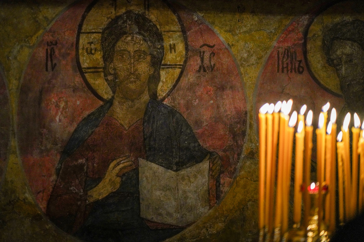 И поверили Ниневитяне Богу, и объявили пост, и оделись во вретища, от большого из них до малого. Это слово дошло до царя Ниневии, и он встал с престола своего, и снял с себя царское облачение свое, и оделся во вретище, и сел на пепле, и повелел провозгласить и сказать в Ниневии от имени царя и вельмож его: «чтобы ни люди, ни скот, ни волы, ни овцы ничего не ели, не ходили на пастбище и воды не пили, и чтобы покрыты были вретищем люди и скот и крепко вопияли к Богу, и чтобы каждый обратился от злого пути своего и от насилия рук своих. Кто знает, может быть, еще Бог умилосердится и отвратит от нас пылающий гнев Свой, и мы не погибнем». И увидел Бог дела их, что они обратились от злого пути своего, и пожалел Бог о бедствии, о котором сказал, что наведет на них, и не навел. (Ион.3:5-10)