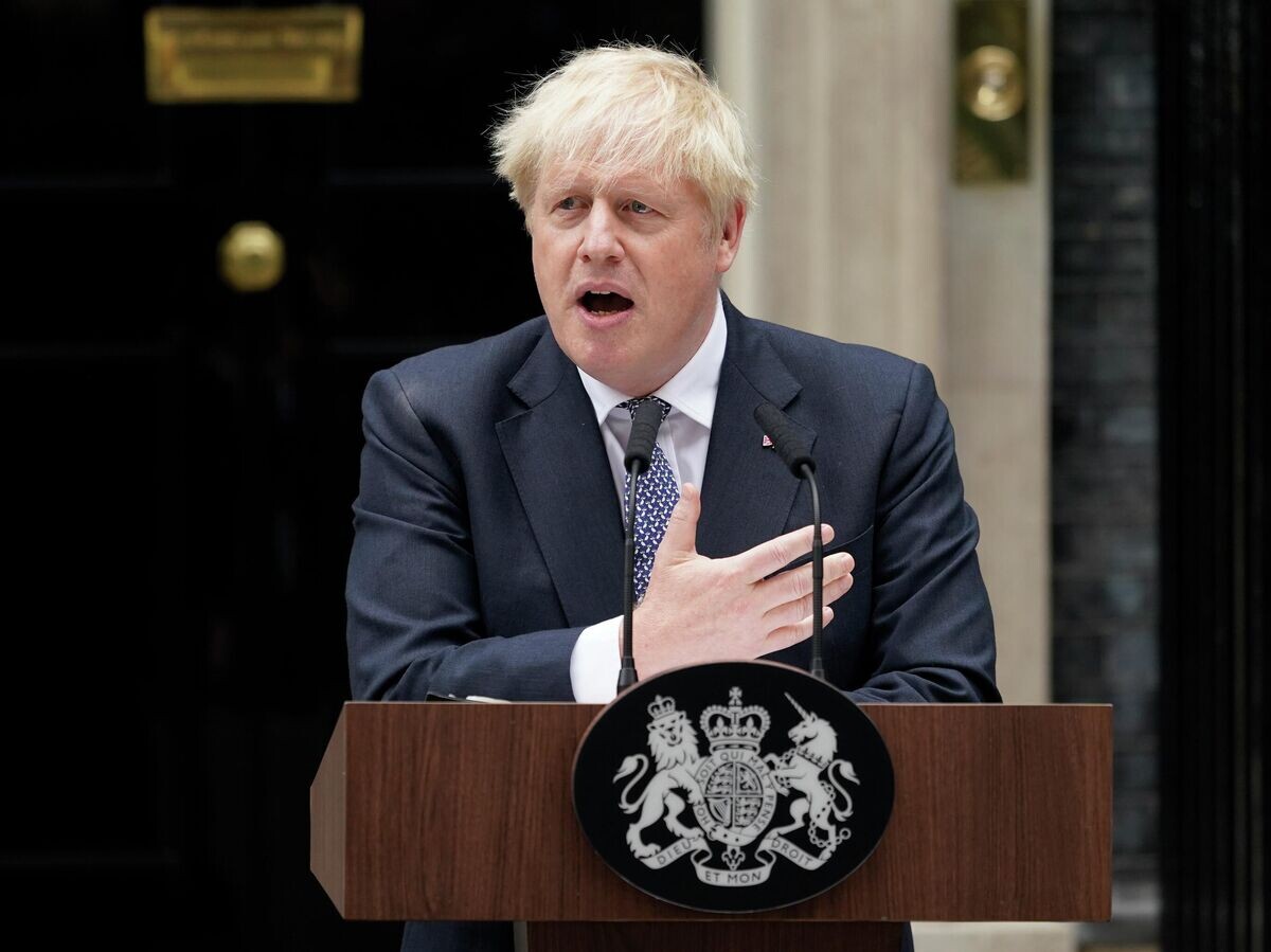   Бывший премьер-министр Великобритании Борис Джонсон во время своего обращения возле резиденции на Даунинг-стрит в Лондоне | © AP Photo / Alberto Pezzali