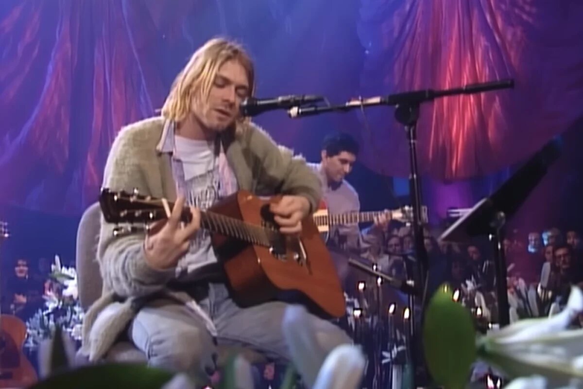    Курт Кобейн и его Martin D-18E.