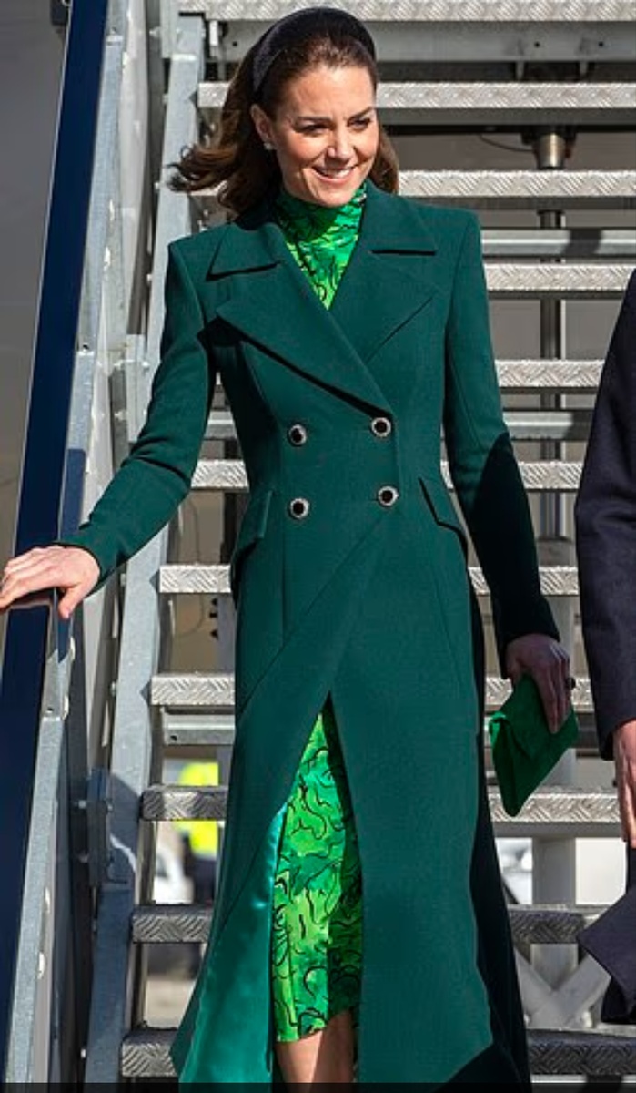 Кейт снова надела свое темно-зеленое пальто от Catherine Walker на рождественскую службу Together at Christmas, на этот раз подчеркнув праздничный шарм меховой накидкой от Troy London. Ранее, в 2020 году, во время поездки в Ирландию, на этот раз пальто с строгим лацканом имело более приталенный силуэт, а теперь мех придает изделию мягкость и элегантность.