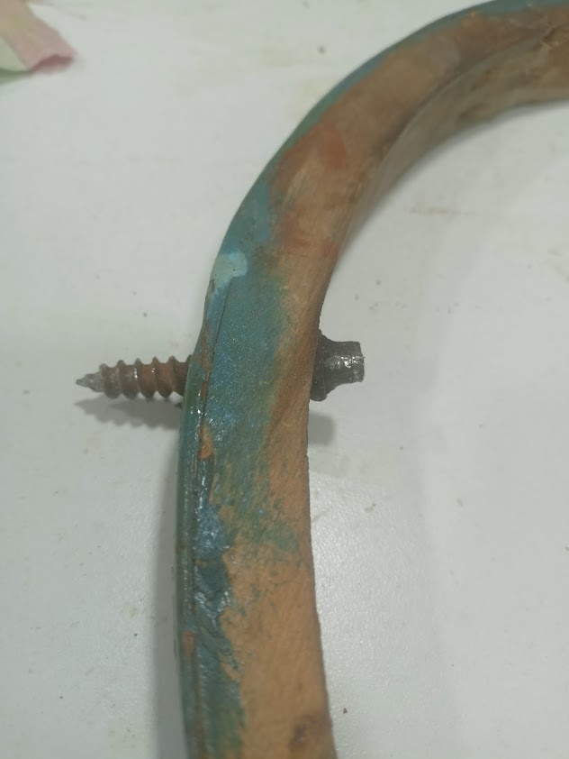 саморез крепления задних ножек